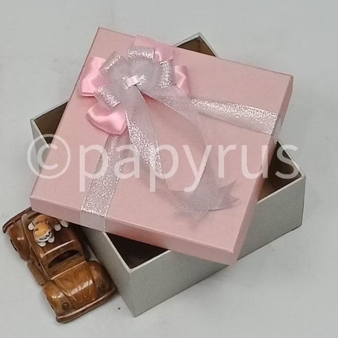 

PAPYRUS Kombinasi 20x20 Tinggi 8cm Kotak Kado Gift Box Hardbox Hampers V1