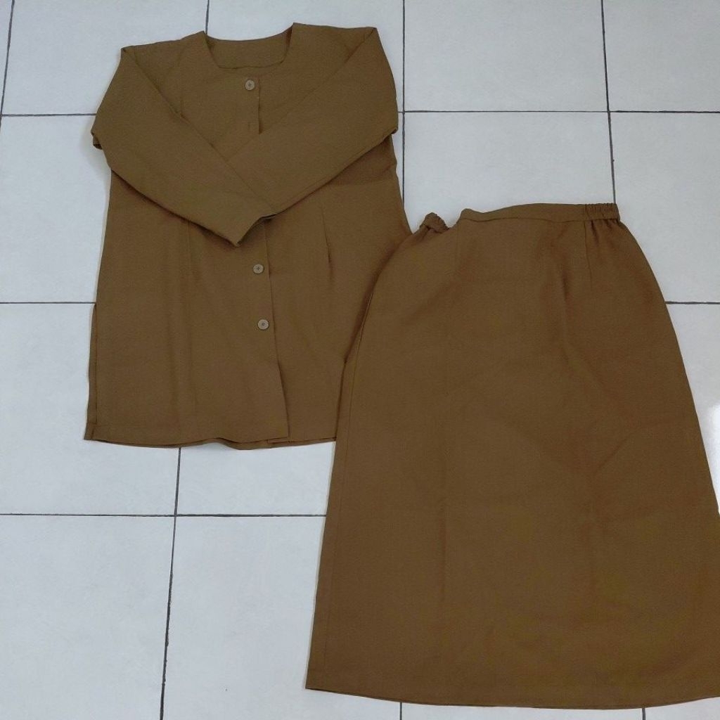 PRELOVED SERAGAM GURU KHAKI KEMEJA DAN ROK