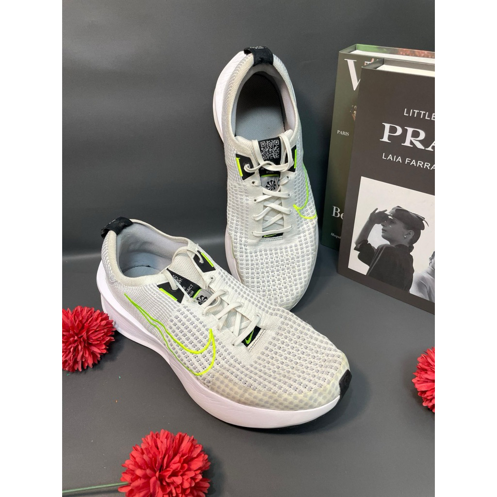 Preloved Nike Interact Run Shoes/Sepatu Lari for Men/Pria in White/Putih Not Black/Hitam Murah 100% 