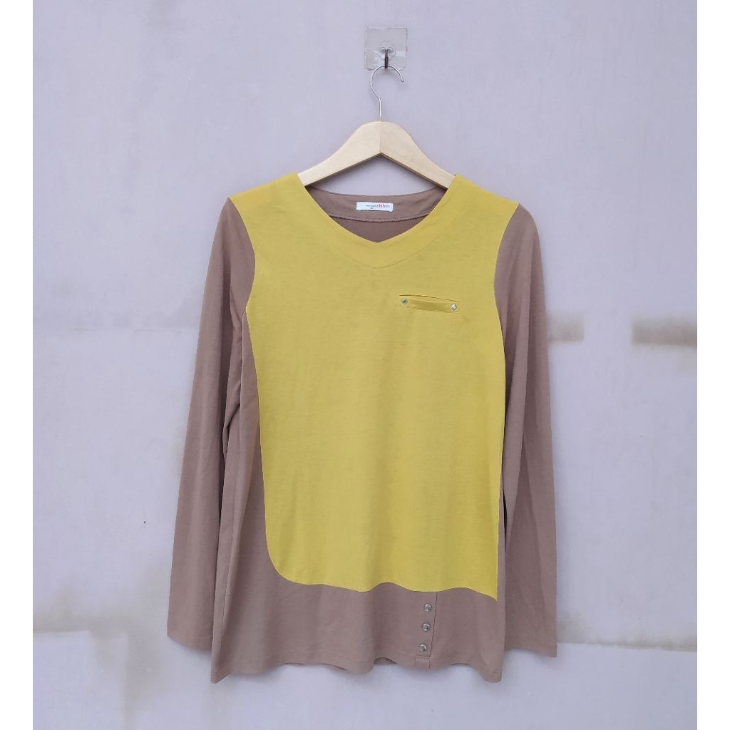PRELOVED kaos lengan panjang V Neck By Bu Zishen