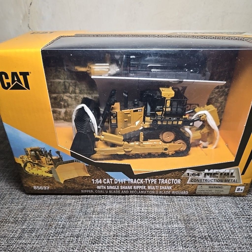 DIECAST DOZER CAT D11T SCALE 1:64