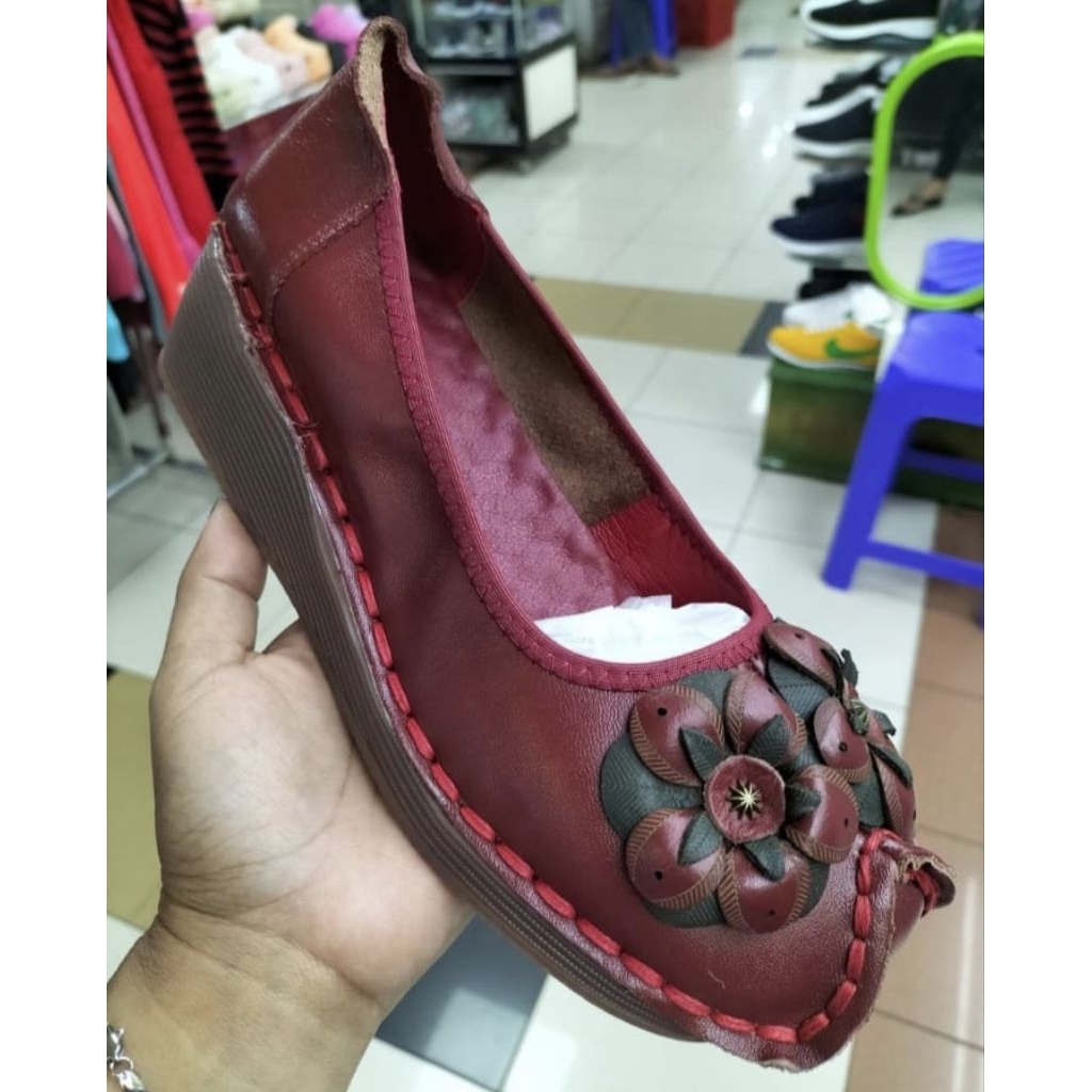 sepatu kulit wanita / clarks bunga 2 / sepatu kerja wanita kantor / sepatu kulit clarks wedges