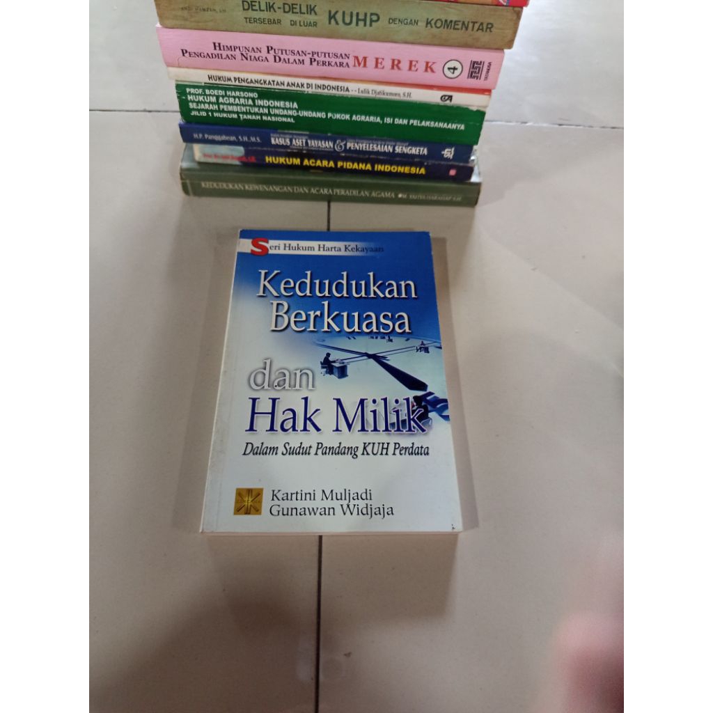 buku original - kedudukan berkuasa dan hak milik daka sudut pandang KUHP perdata oleh Kartini muljad