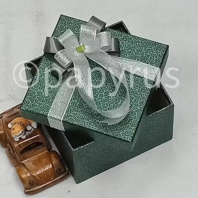 

PAPYRUS 15x15 Tinggi 8cm Kotak Kado Gift Box Hardbox Hampers V2