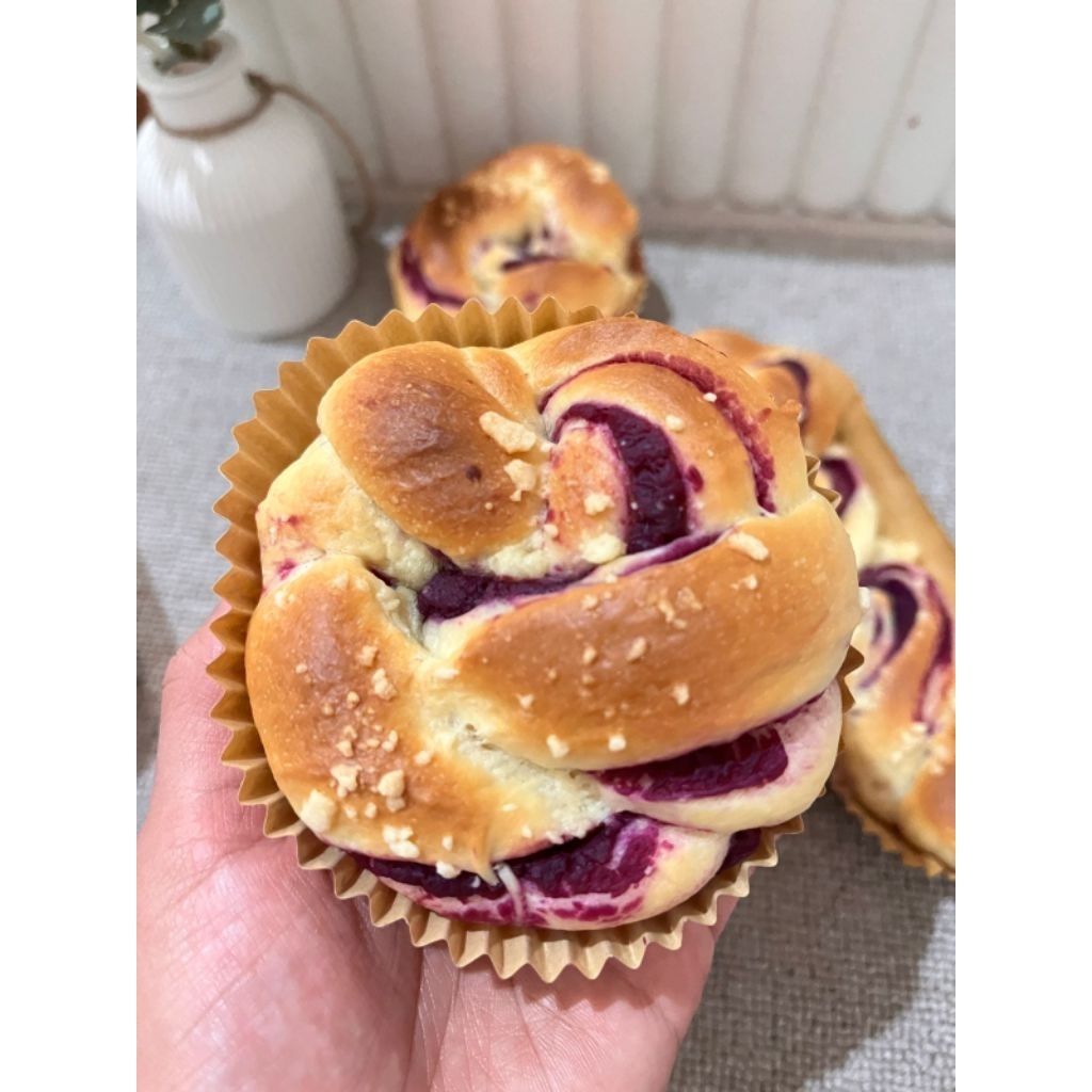 

Roti Manis Ubi Ungu with Crumble