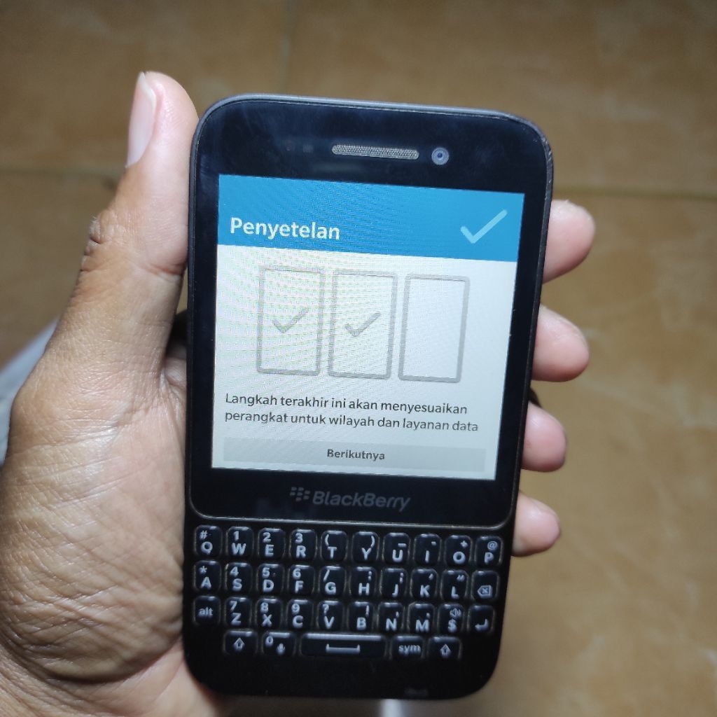 hp blackberry bekas masih hidup gak bisa masuk menu sesuai di foto (baca diskripsi)