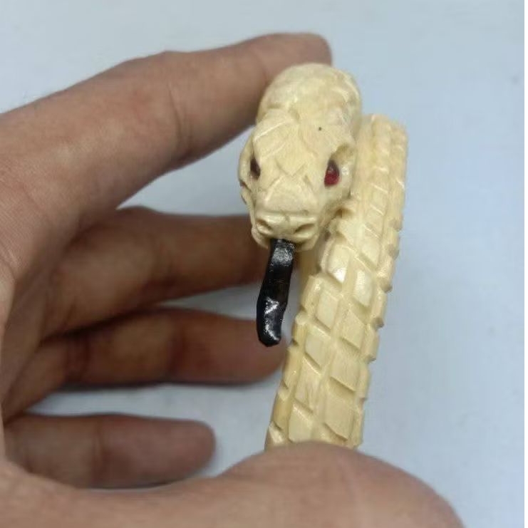 Gelang akar bahar putih ukir ular