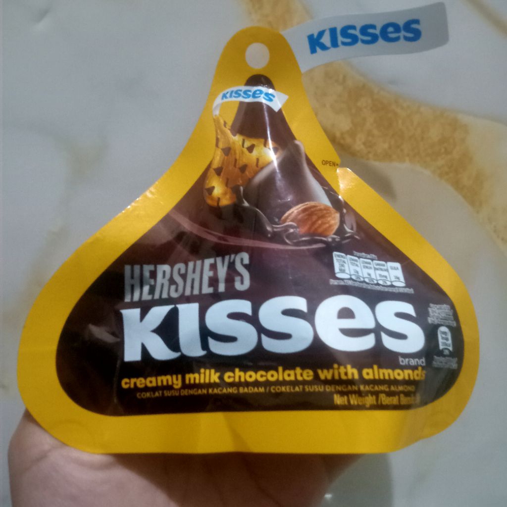 

Hershey's kisses creamy milk chocolate with almond 36g