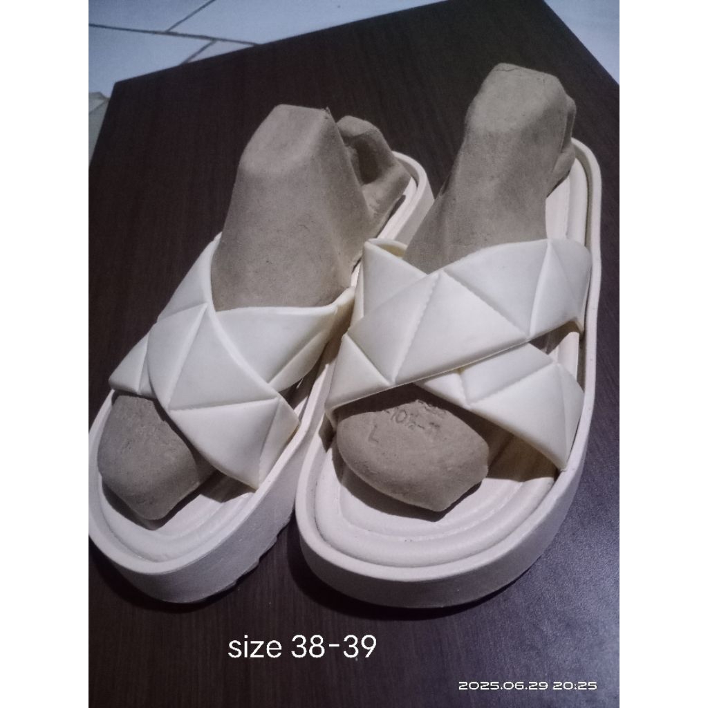 Sandal Putih Wanita