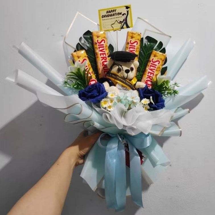 

Buket Coklat dengan Boneka Bisa Custom Nama | Kado Ulang Tahun | Kado Wisuda Murah