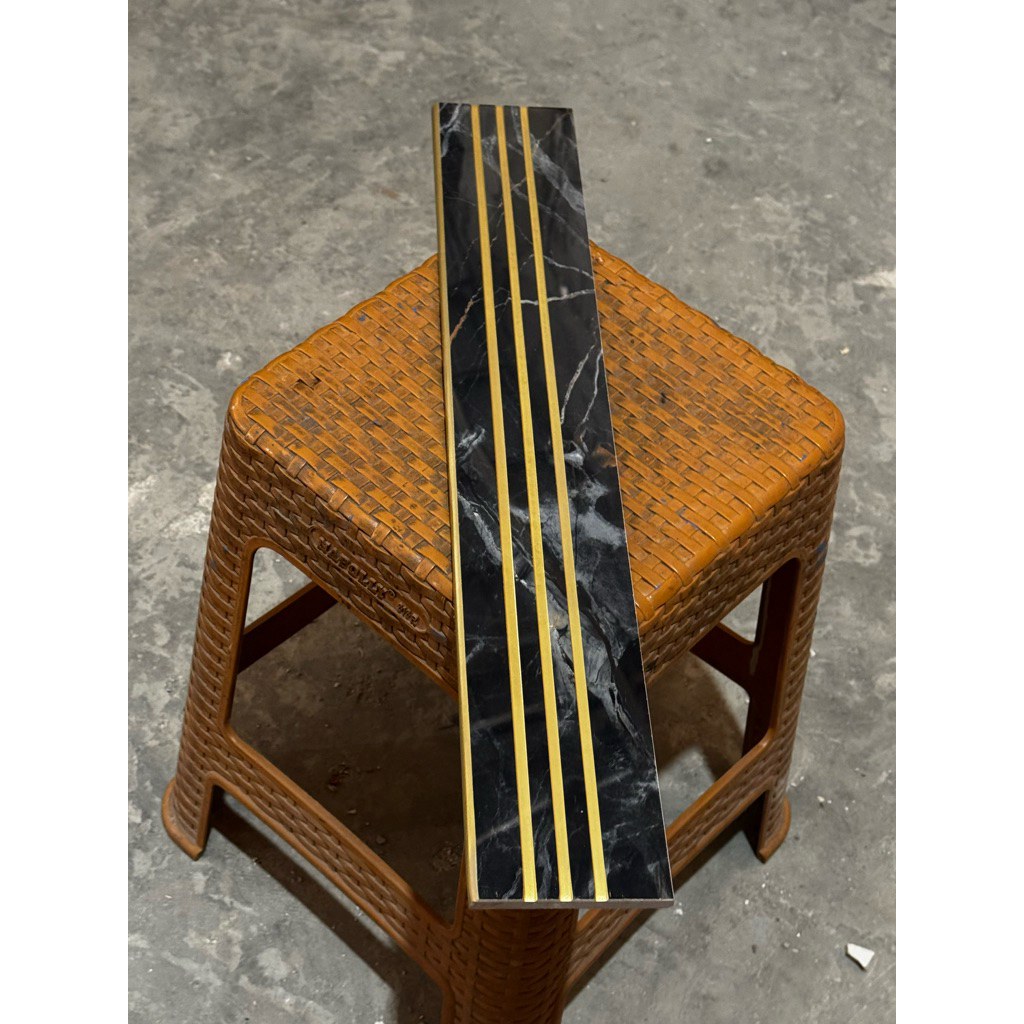 granit plin stepnosing 10x60 hitam marmer garis emas bevel emas