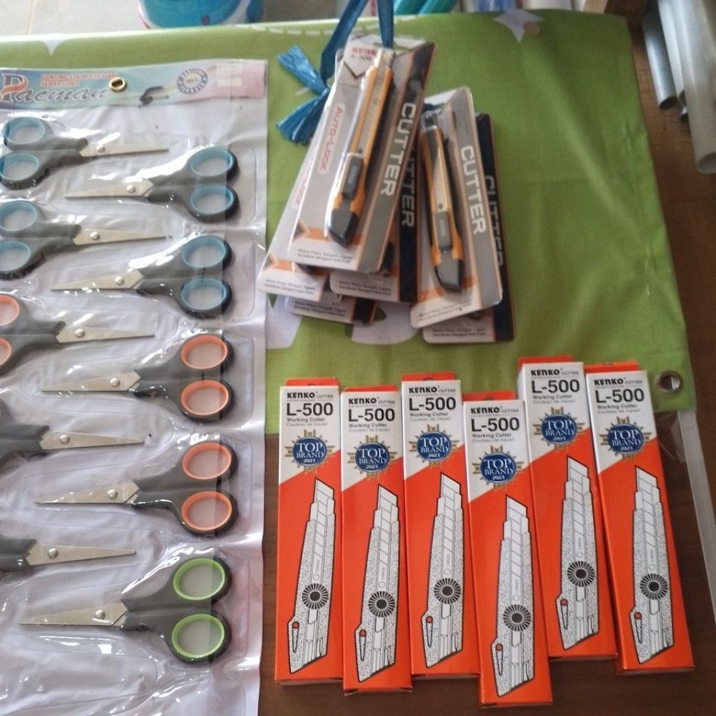 

alat alat ATK gunting,lem,cutter