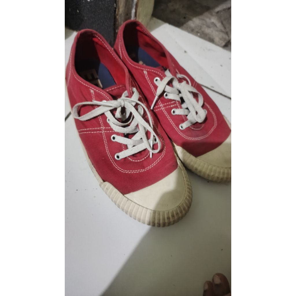 sepatu brodo vulcan red