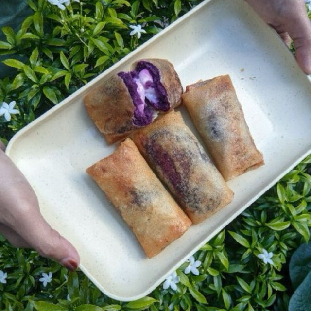 

Lumpia ubi ungu isi keju mozarella frozen food isi 10 pcs