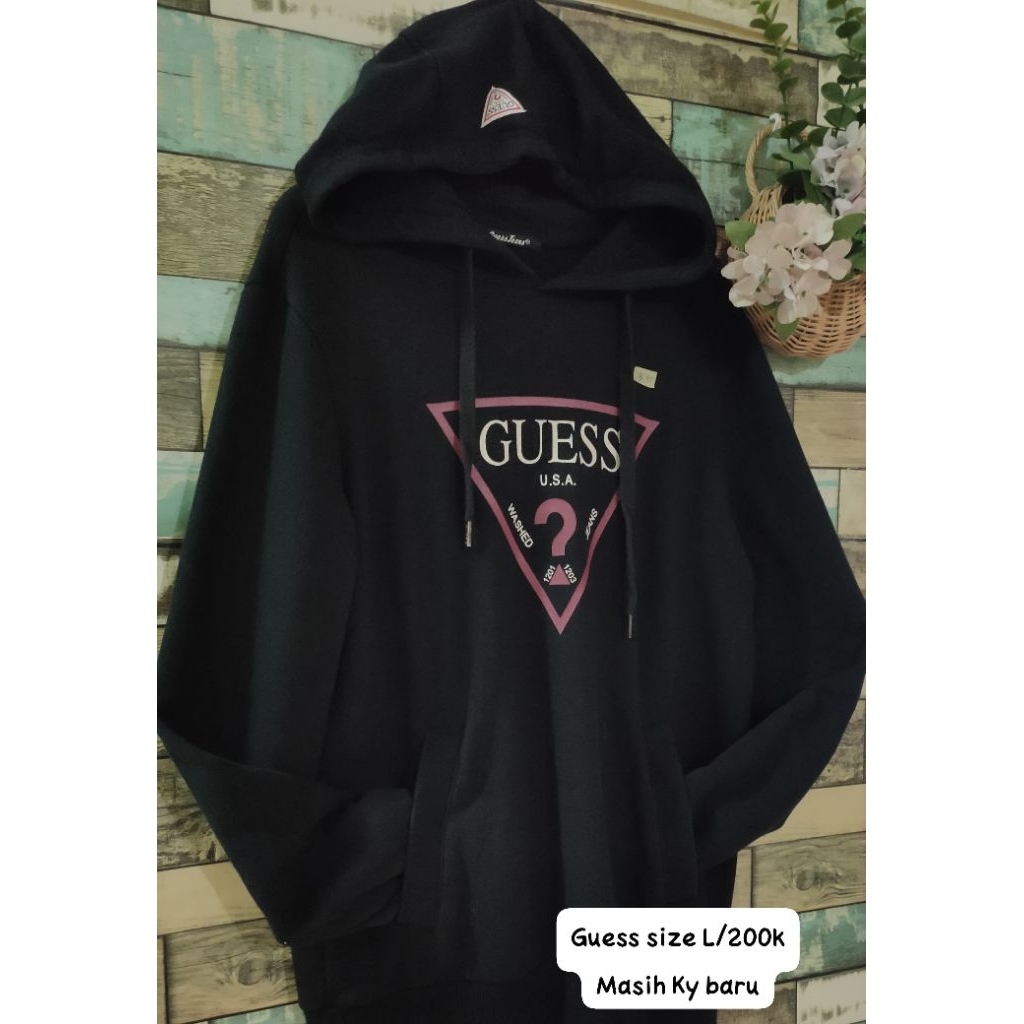 Hoodie hitam guess