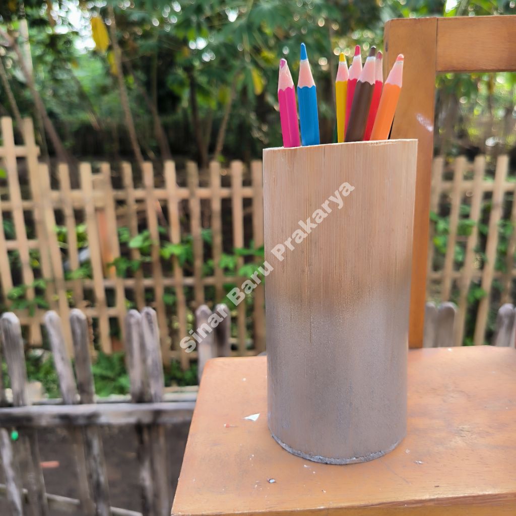 

Bahan Kerajinan Tempat pensil dari Bambu Warna Metalic Silver Sebagian