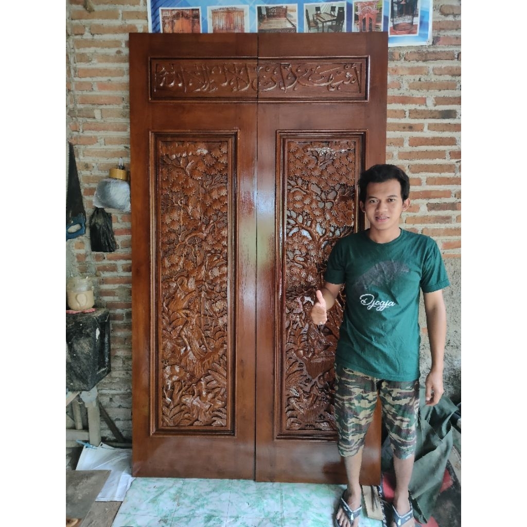 pintu ukir relief dan kaligrafi