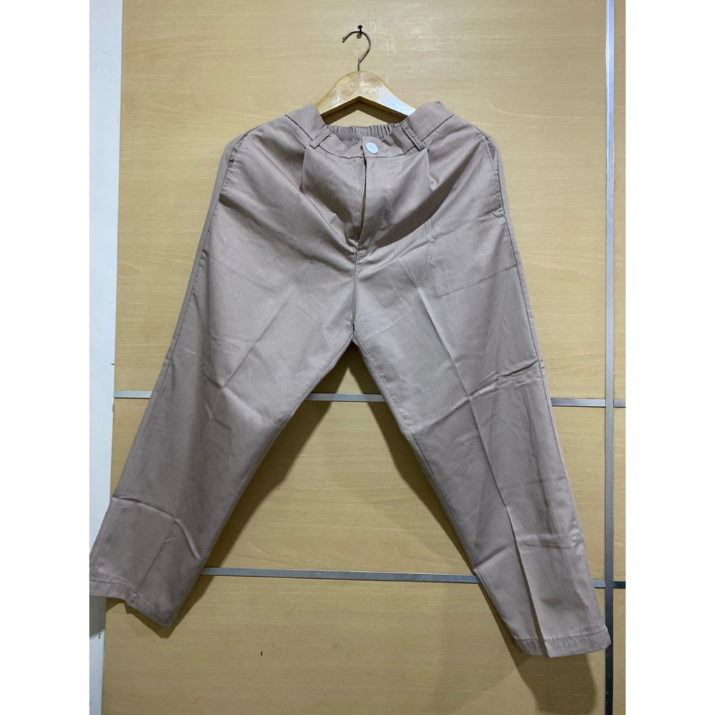 Celana bahan cream dengan kantung  Panjang: 88cm Lingkar paha: 66cm Lingkar pinggang : 86cm