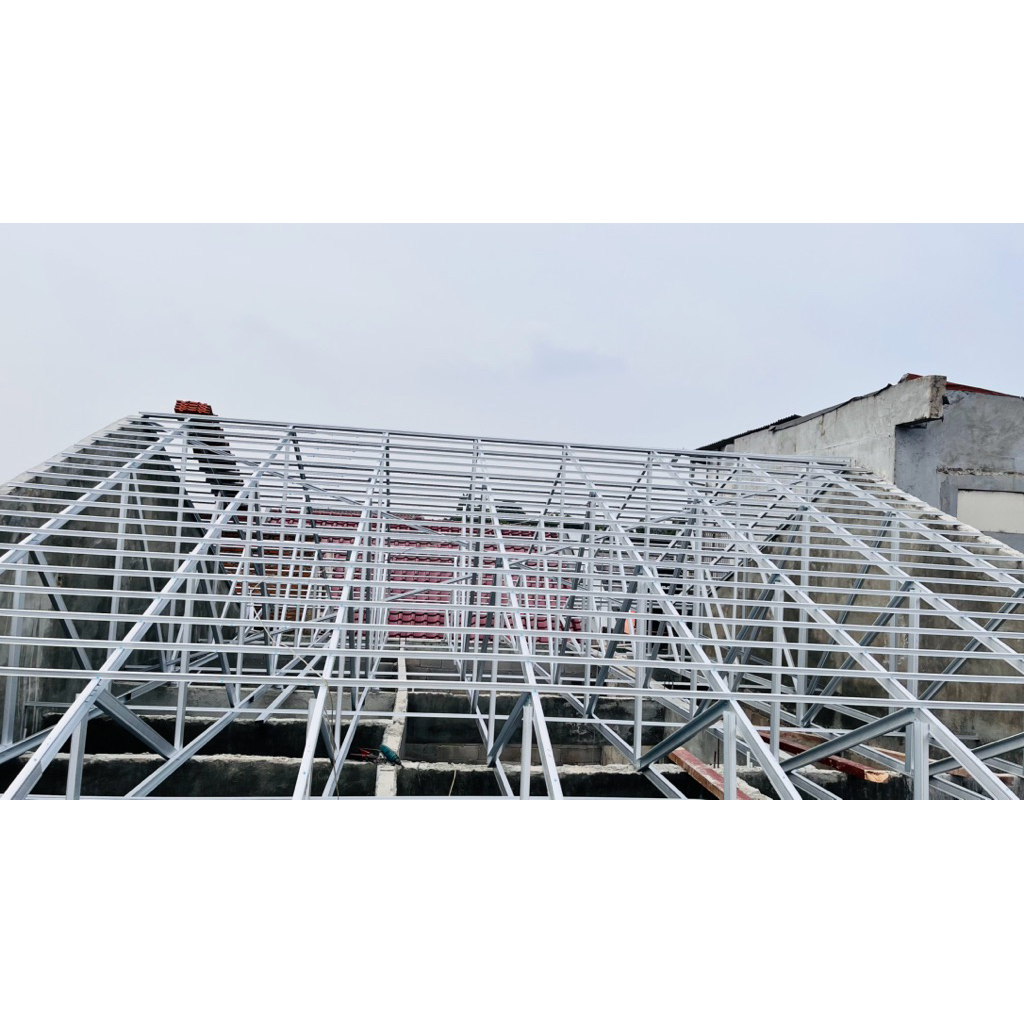 pemasangan rangka bajaringan atap flat beton