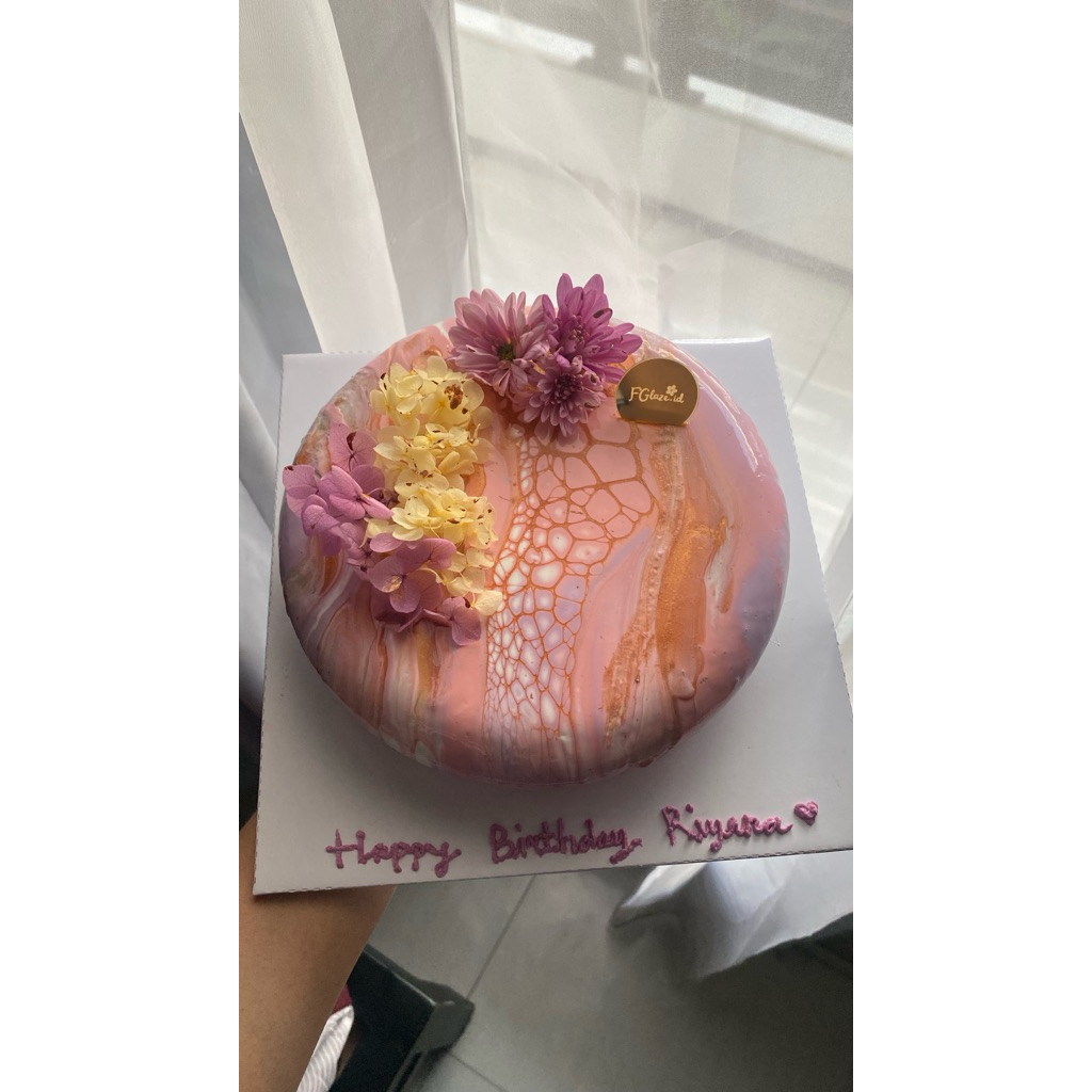 

Mirror Glaze Cake