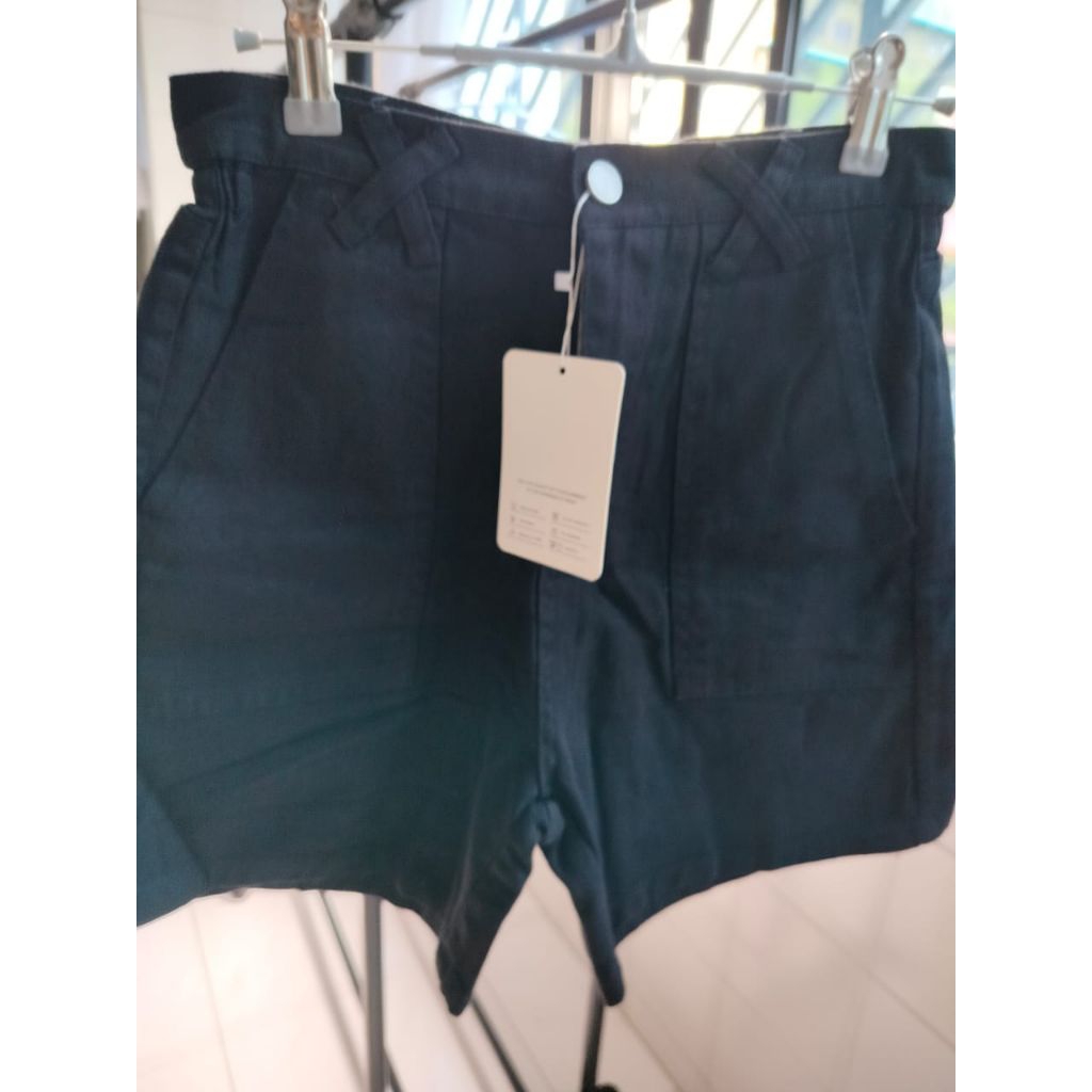 celana pendek jeans wanita hitam simple