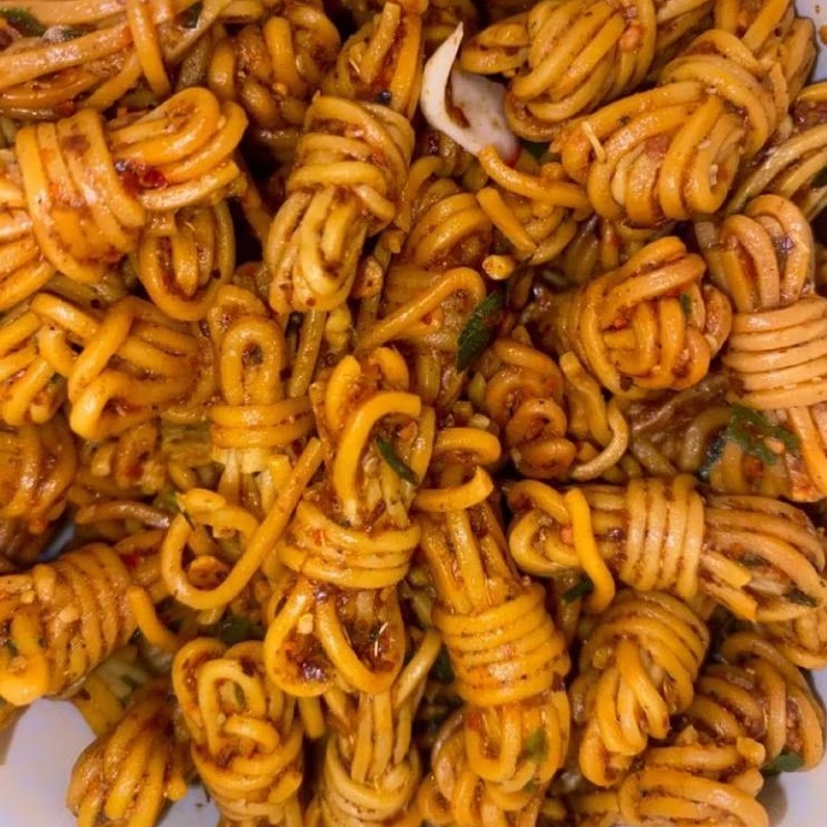 

MIE GULUNG 1KG PEDAS DAUN JERUK DAN GURIH DAUN JERUK