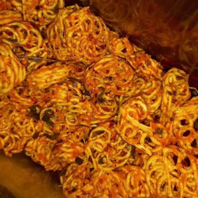 

KERUPUK RAFAEL 250 GRAM PEDAS DAUN JERUK DAN GURIH DAUN JERUK