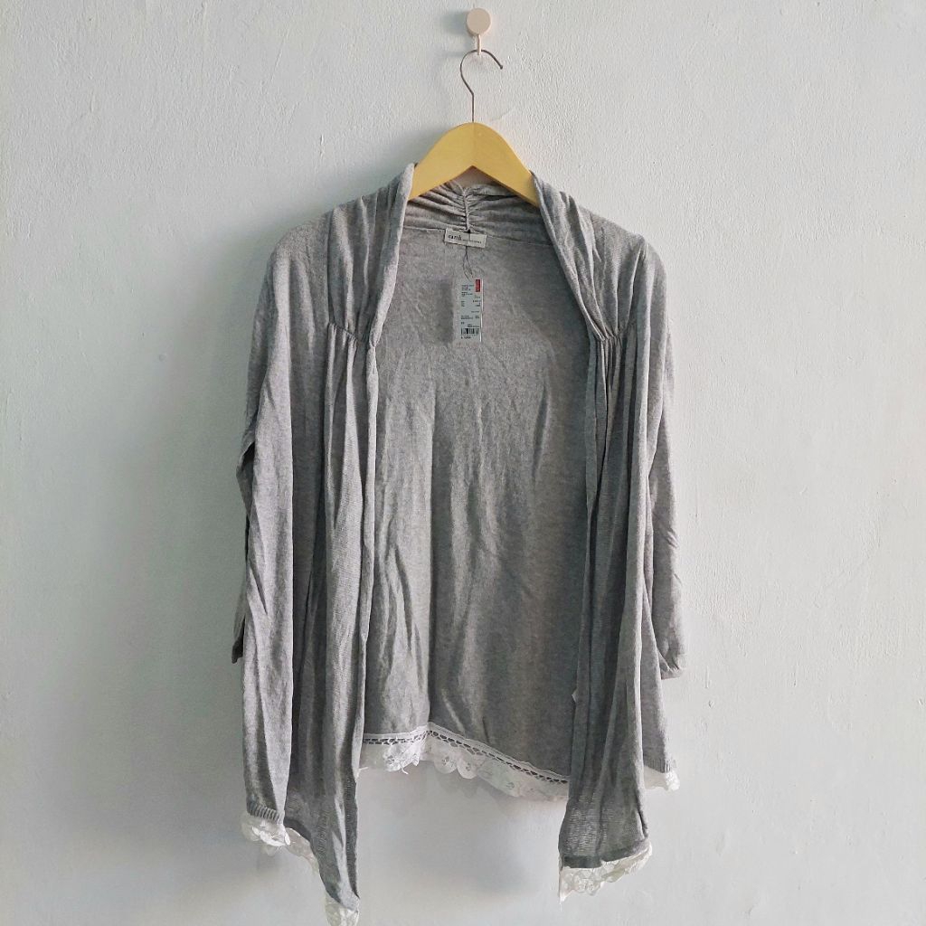outer cardigan rajut warna abu muda ada renda