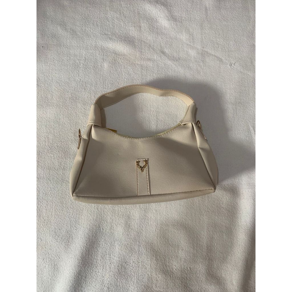 TAS WANITA YANG SEDANG TREN