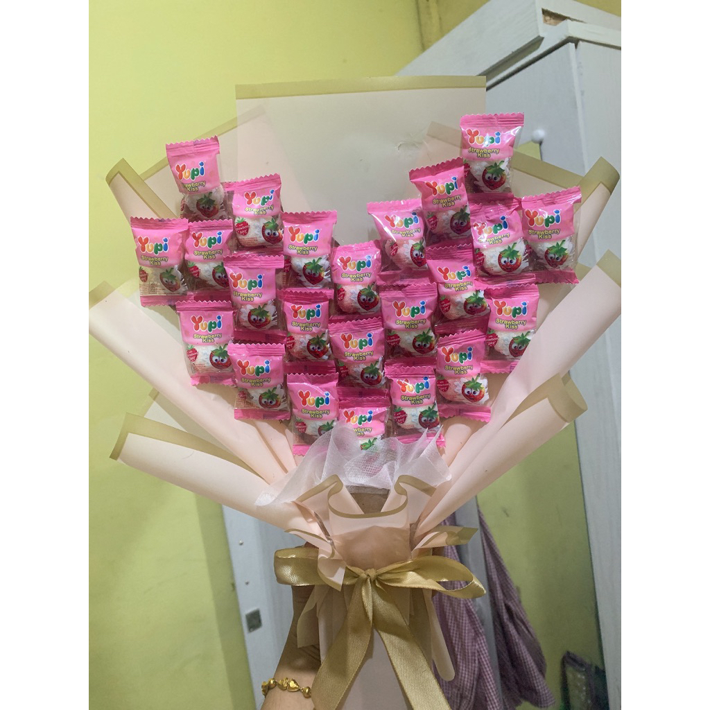 

[YUPI BOUQUET] ready bisa cod Buket Permen Yupi | Strawberry kiss bouquet | Buket Wisuda cewe Murah | buket snack | kado wisuda cowo cewe { FREE PACKING DUS }