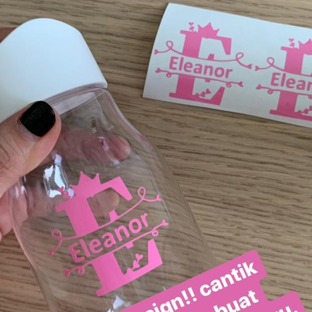 

{ 10 PCS } MILABELSTORE - STIKER TUMBLER INISIAL NAMA / STICKER BOTOL / TEMPAT MAKAN - ANTI AIR