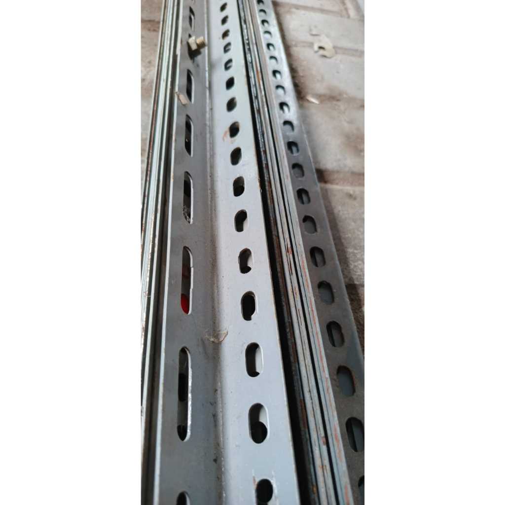 Rak besi siku uda jadi/etalase besi/siku besi abu abu/lemari besi