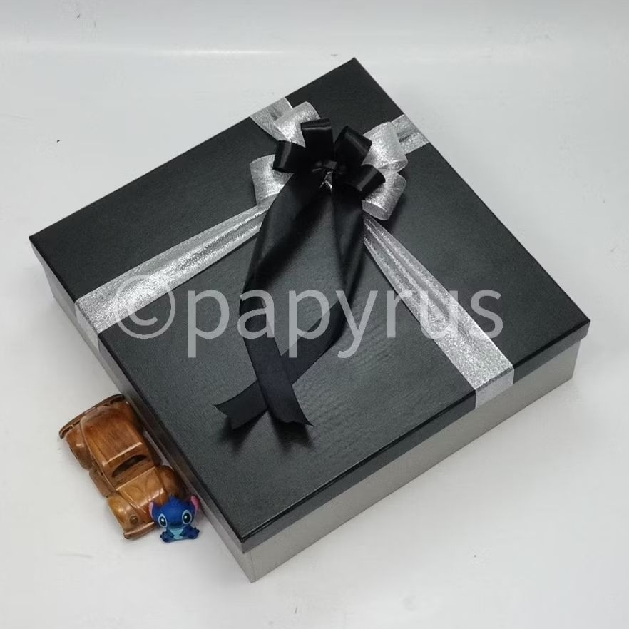 

PAPYRUS Kombinasi 35x35 Tinggi 10cm Kotak Kado Gift Box V3