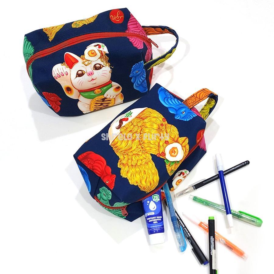 

Pouch Kotak Kanvas Shrelo Boxy Untuk Tempat Pensil Kosmetik Make Up Stationery IGORsatumangkok Kado Kocak Motif Ayam Bakmi Kucing Neko Biru 21x11x11cm
