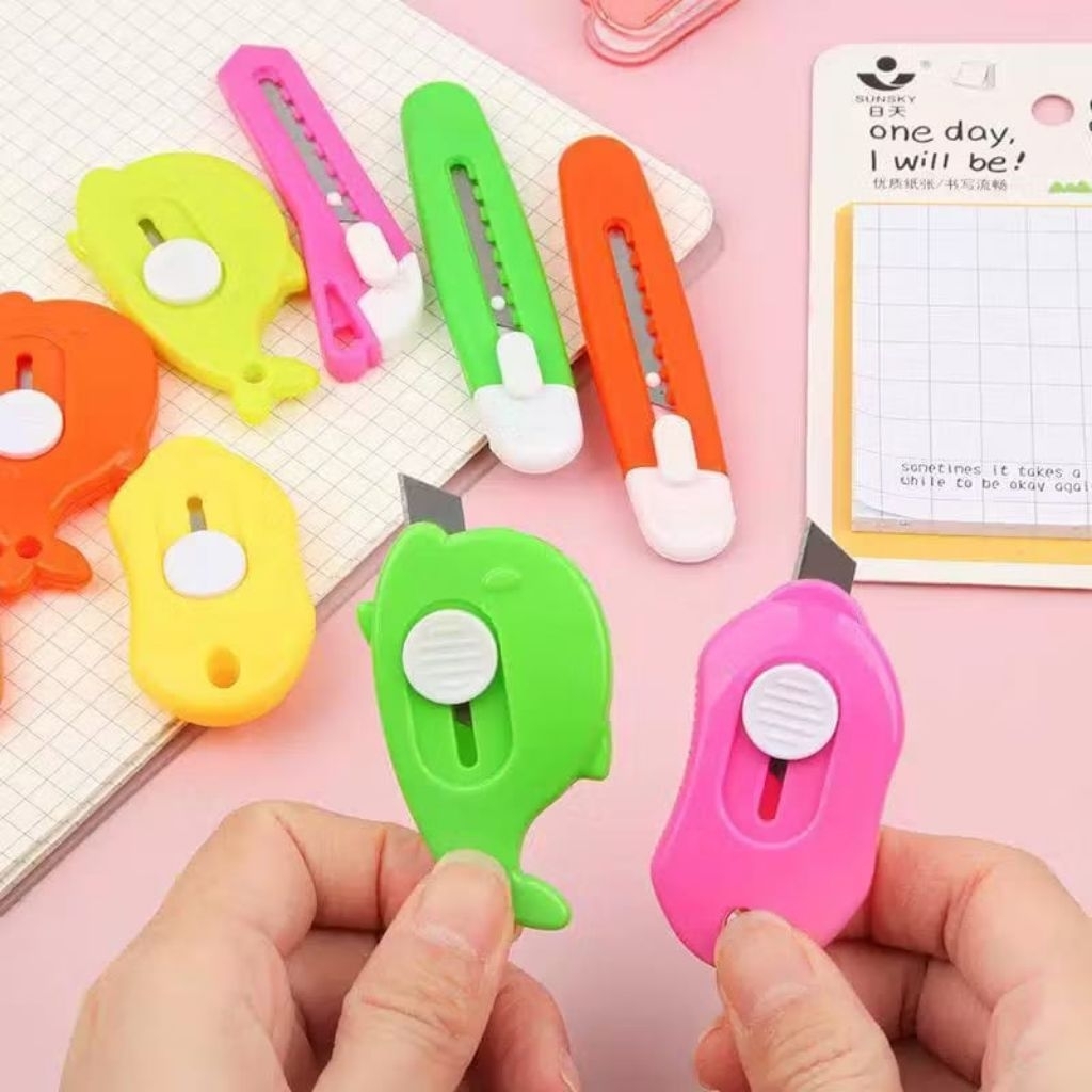 

{YM} PISAU CUTTER MINI KARAKTER KECIL / PISAU CUTTER MINI PORTABLE TAJAM KARAKTER MOTIF LUCU PISAU UNBOXING PAKET TRAVEL PISAU KARAKTER