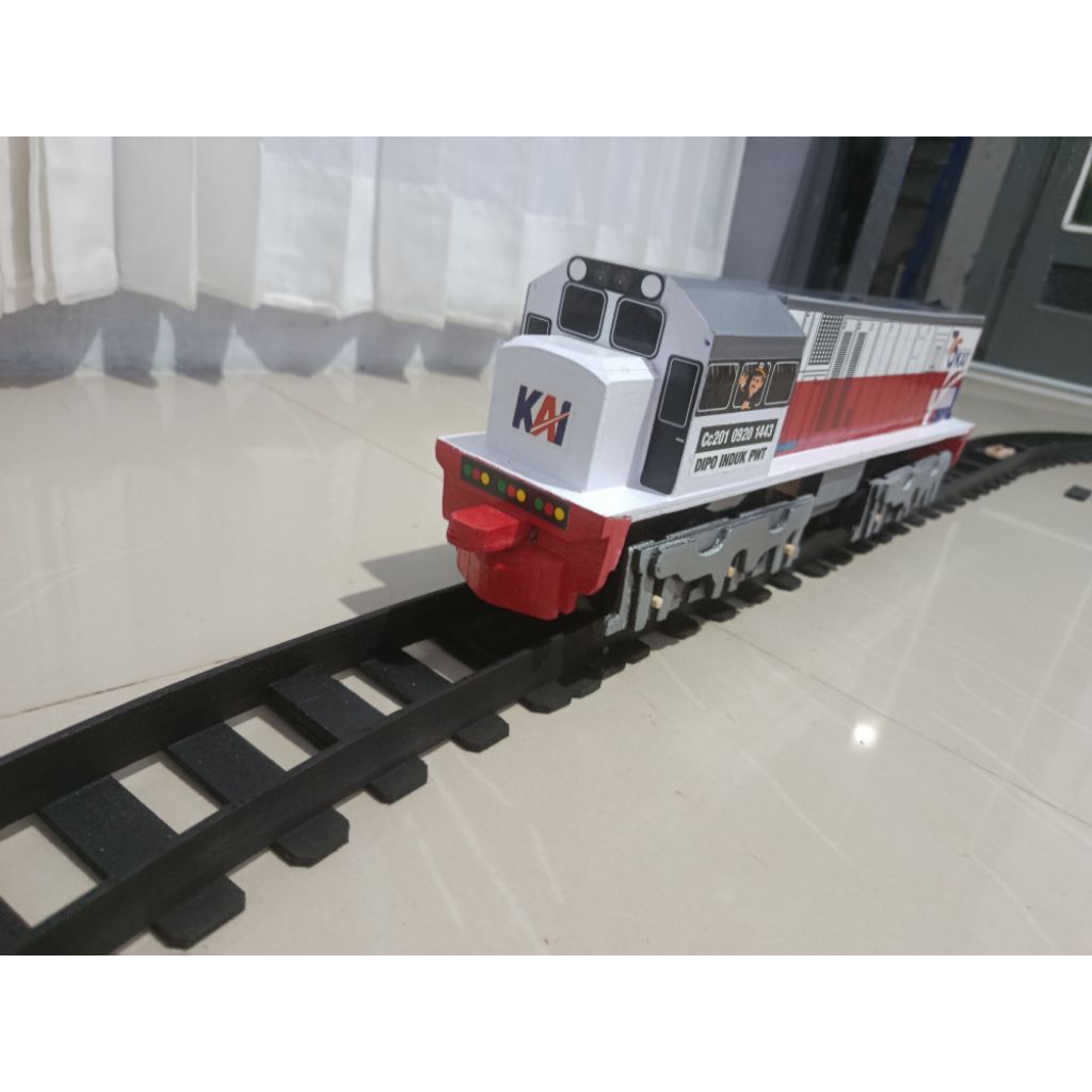 miniatur kereta kayu cc201 bermesin + batrai + rel