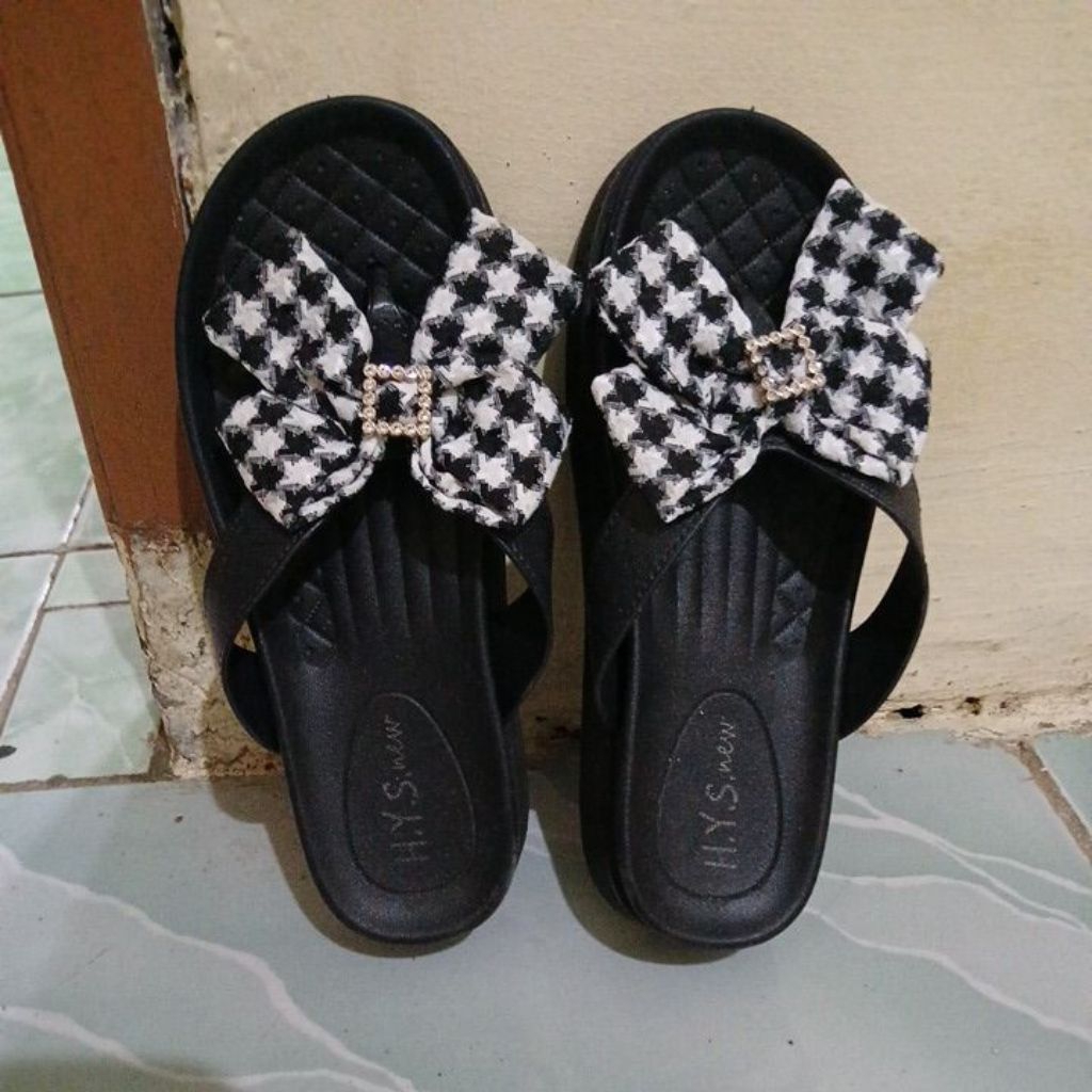 Preloved sendal H.Y.S new uk 37