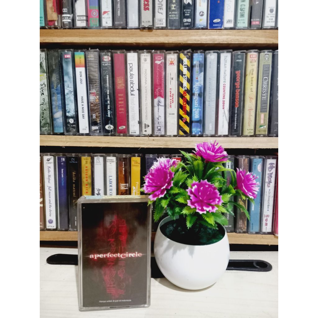 KASET A PERFECT CIRCLE