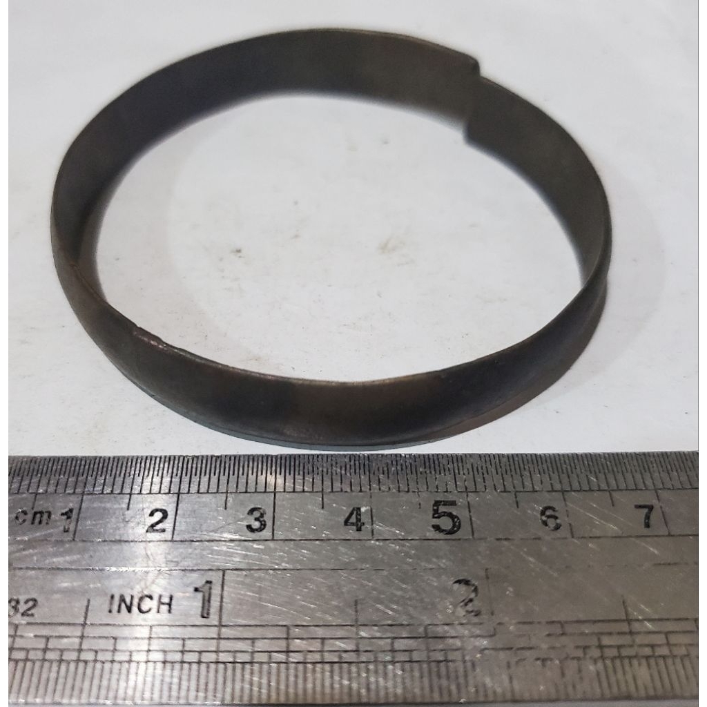 1 biji gelang perunggu kuno temuan sungai untuk koleksi/hiasan/pajangan/dll.