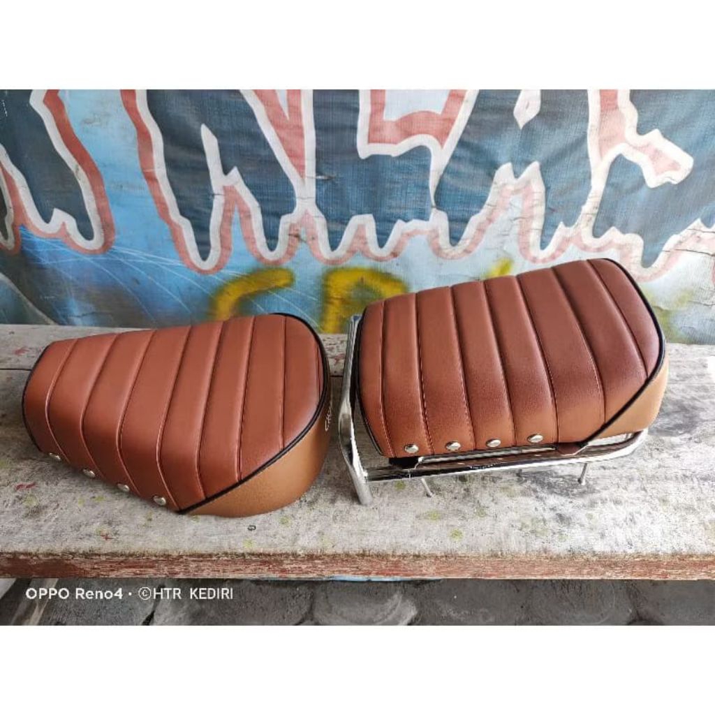 JOK PISAH / SADEL SET TATAKAN JOK BELAKANG MOTOR HONDA C50(PISPOT) C70 WARNA COKLAT SEGAR KOMBINASI 