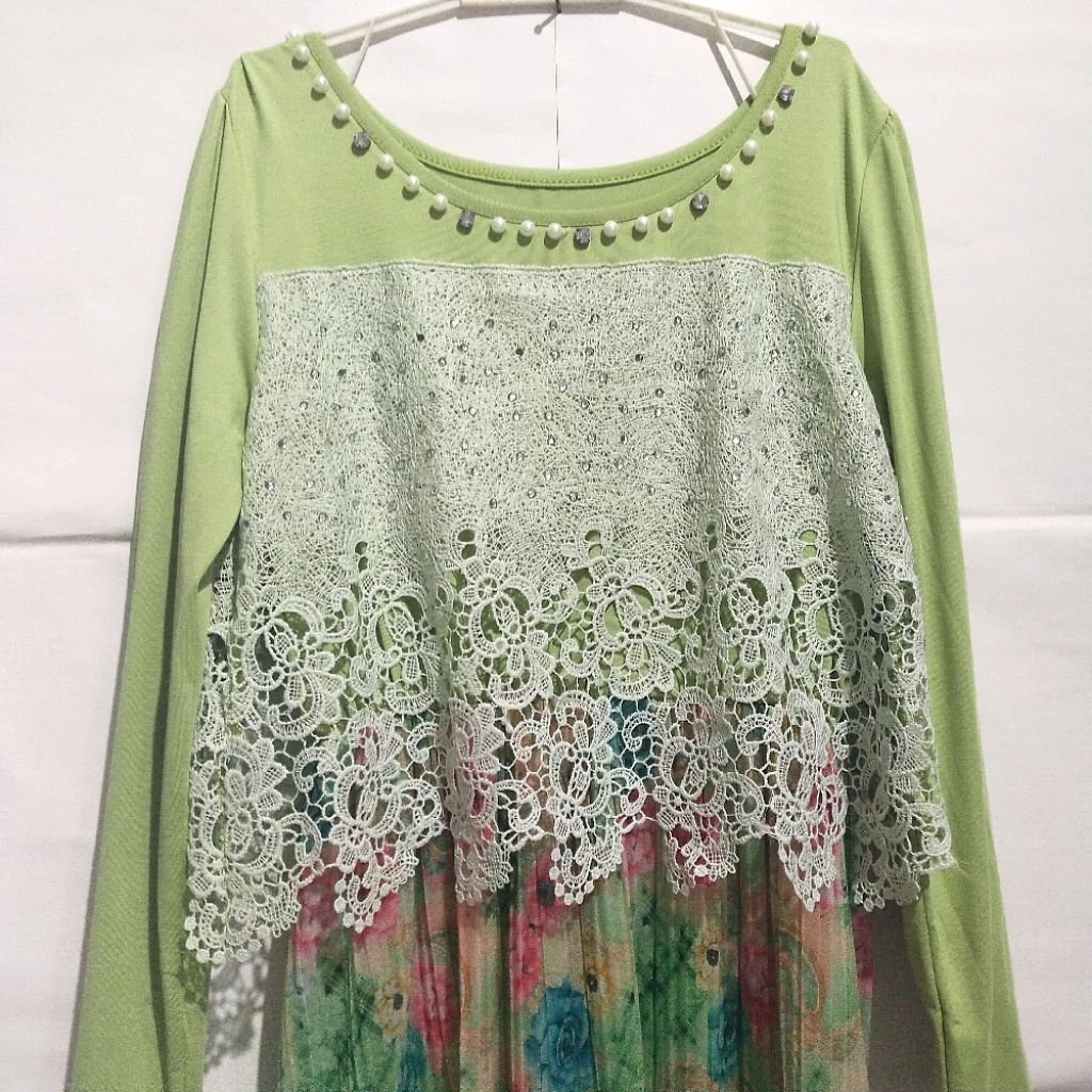 Preloved Gaun Muslimah dengan Kombinasi Brokat dan bunga