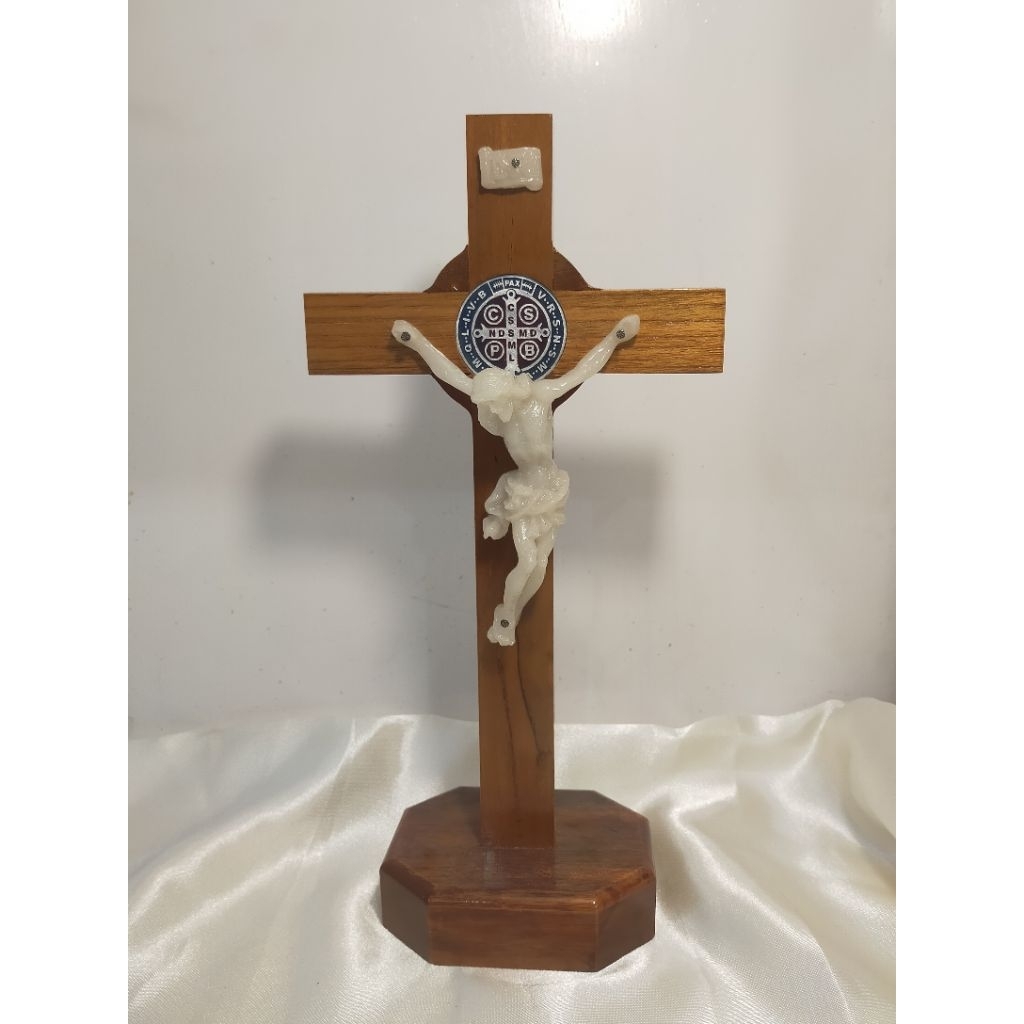 Salib Duduk Kayu Corpus Fosfor Koin Benediktus 25cm (6340) - Salib Duduk Benediktus - Salib Meja Ben