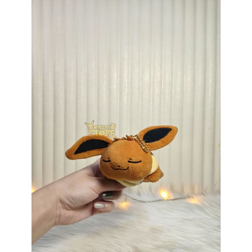 Gantungan Pokemon Eevee Kuttari Beanie Sleeping - Pokemon Center