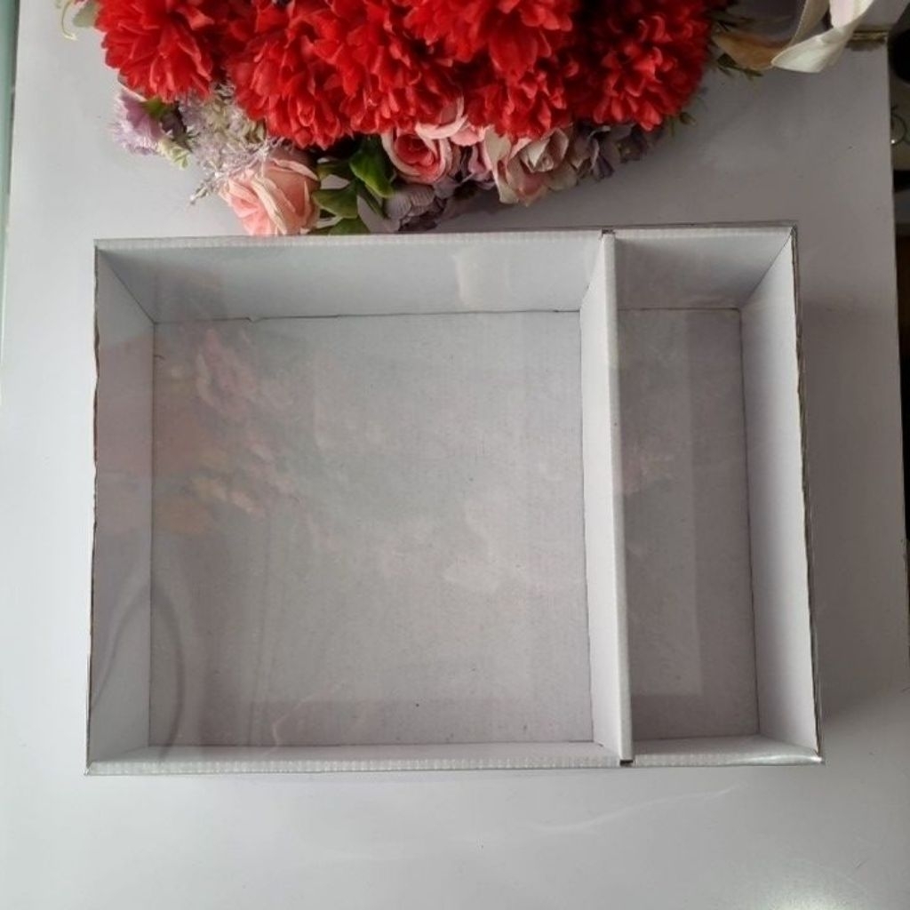 

Box Makanan/ Box Nasi Kuning/ Box Puding ukuran 30 × 22,5 × 7,5 cm bahan eflute dan tutup bahan mika