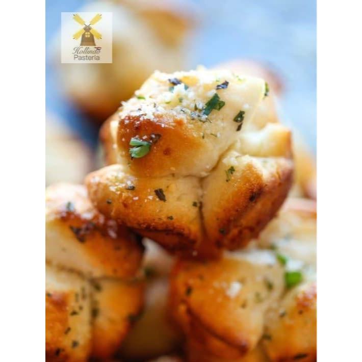 

Garlic Monkey Mini Breads 5 or 8 mini of these lovely breads