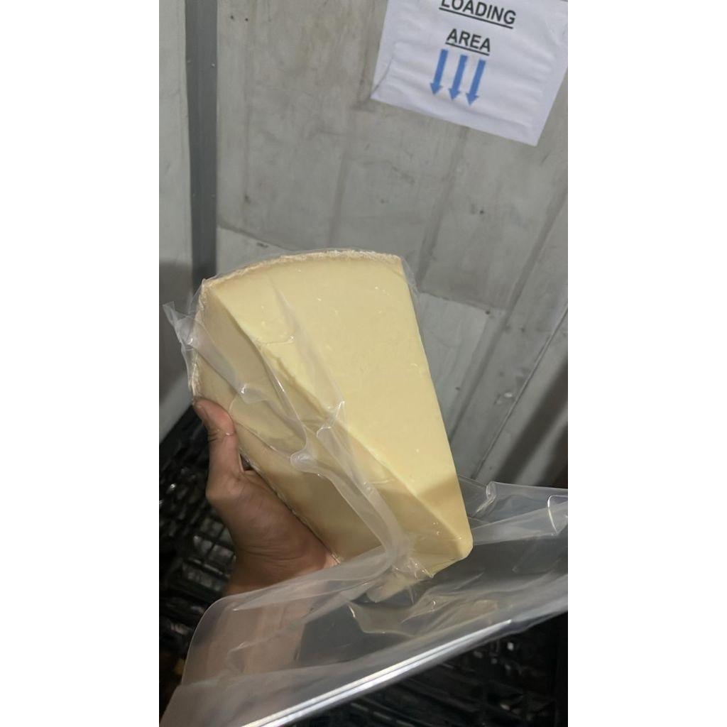 

Parmesan cheese/keju Parmigiano reggiano 24 months cheese/keju sliced ± 2,5 kg