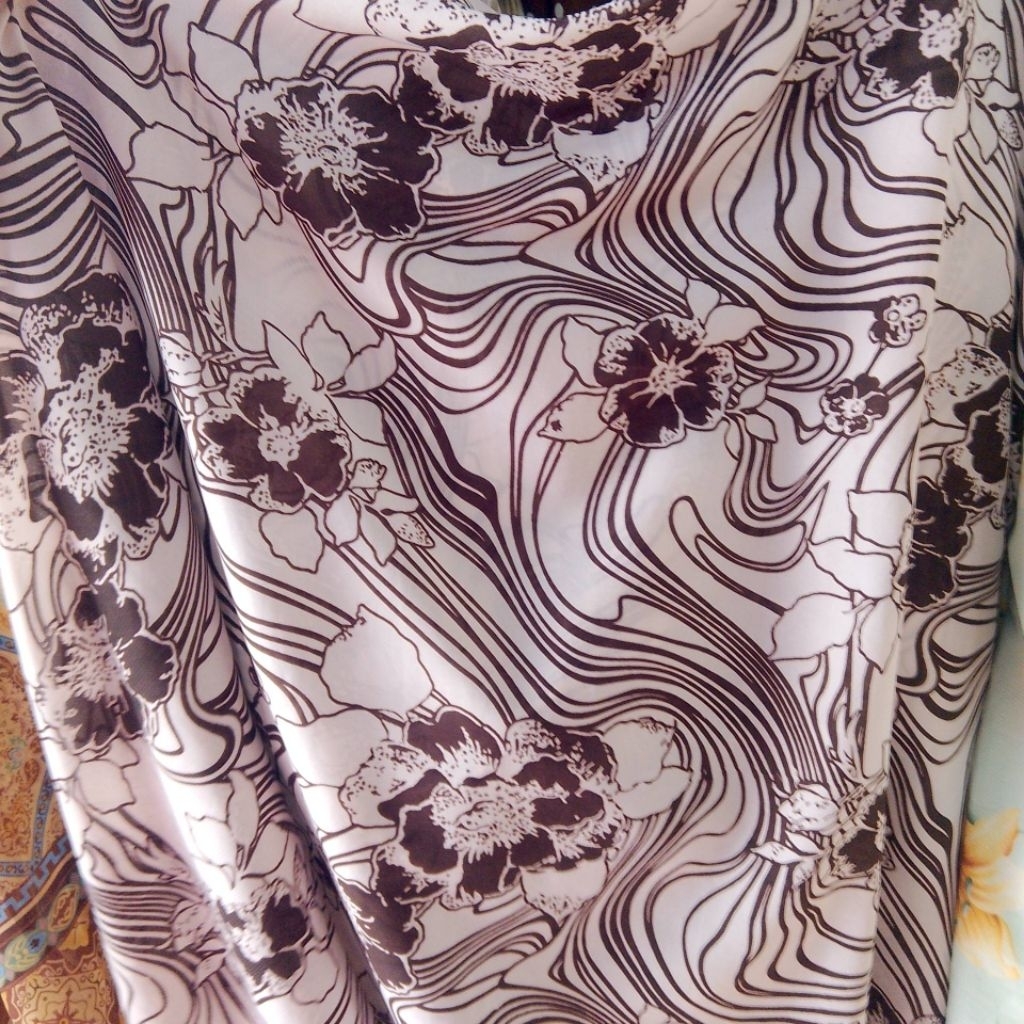 Kain Zara Crepe Motif Bunga Coklat Putih – Bahan Adem, Jatuh, Halus & Elegan Cocok Gamis, Dress, Blo