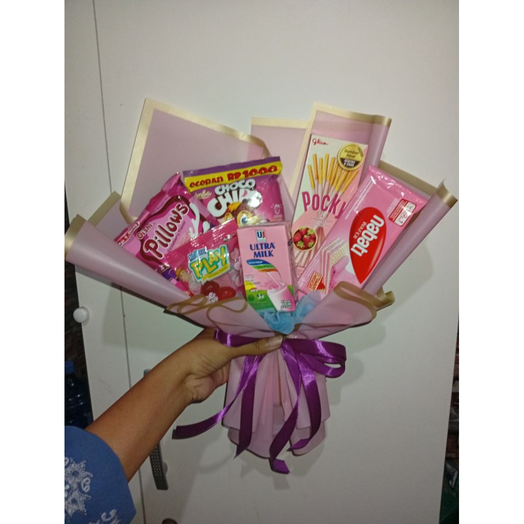 

BUKET SNACK PINK ULANG TAHUN/ WISUDA