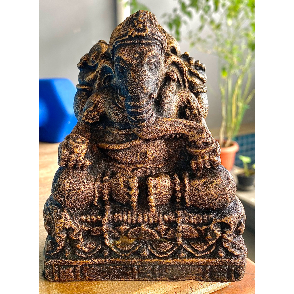 Patung Ganesha Vintage – Batu Ringan Bertekstur, Warna Emas & Hitam, Ukiran Halus (10–12 cm)