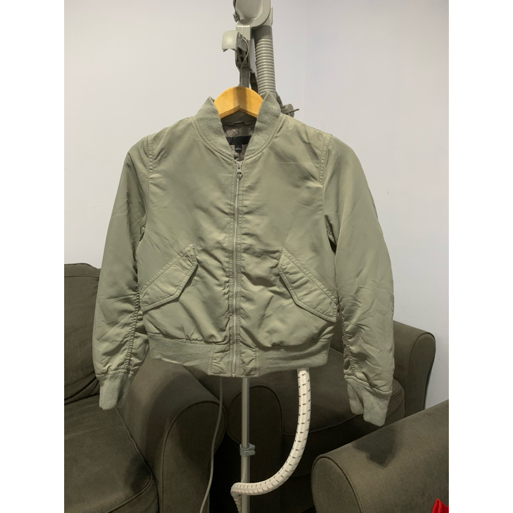Uniqlo bomber jacket wanita